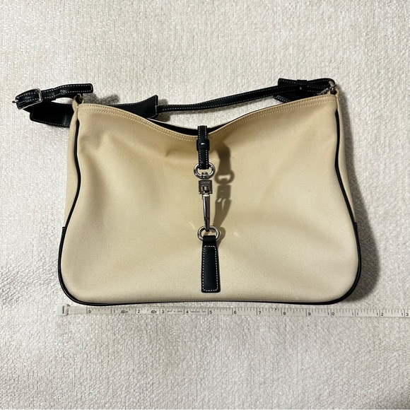 Coach Clip Lock Beige Canvas & Black Leather Trimmed Handbag
L0K-7774 - Picture 1 of 9